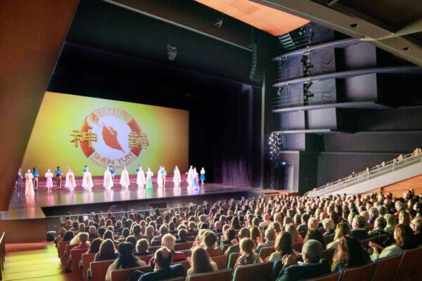Shen Yun Performing Arts World Company's curtain call at the Theater Orpheus, in Apeldoorn, Netherlands, on April 4, 2022. (Xie Mu/The Epoch Times)