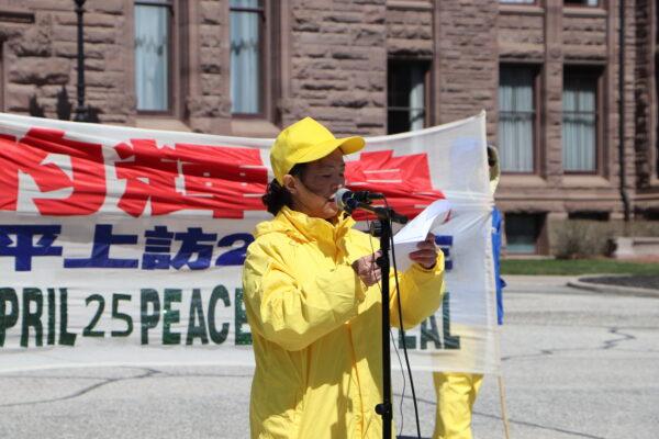  Falun Gong practitioner Lucy Zhao reads a statement at the Legislative Assembly of Ontario on April 14, 2022. (Michelle Hu/The Epoch Times)
