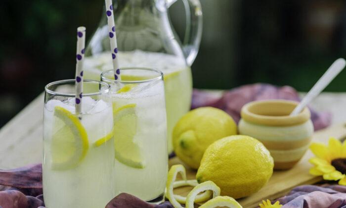 Easy, Fresh Squeezed Lemonade