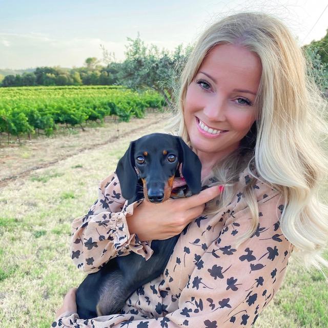 Loulou with Eveline. (Courtesy of Eveline Smith via <a href="https://www.instagram.com/loulouminidachshund/">Loulou & Coco</a>)