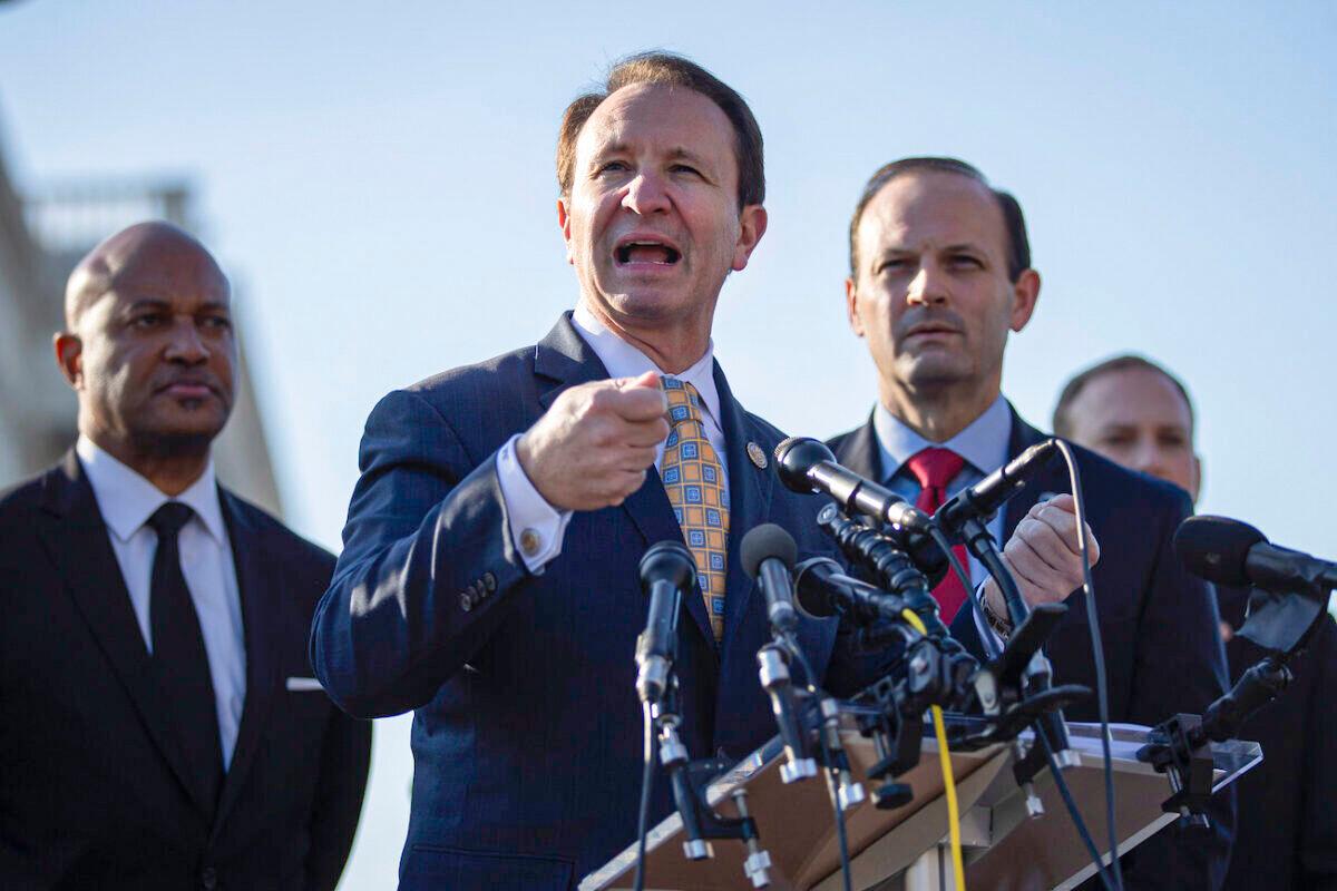 Louisiana Attorney General Jeff Landry (C) speaks during a press conference at the U.S. Capitol in Washington, on Jan. 22, 2020. (Drew Angerer/Getty Images)