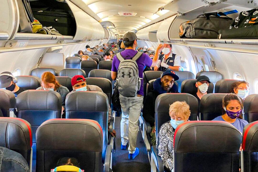 Major US Airlines, Amtrak Drop Mask Mandate for Travelers After Judge Strikes Down CDC Order