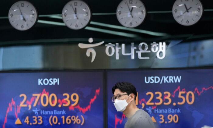 Asian Shares Sink as China Says First Quarter Growth at 4.8 Percent