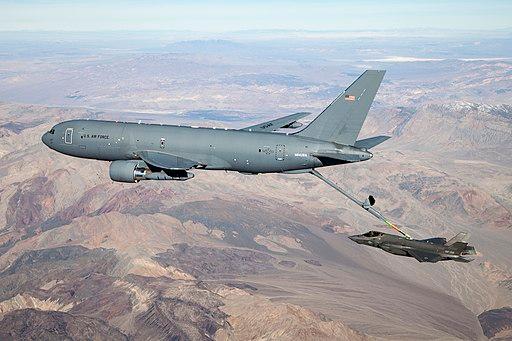 2019年1月22日,一架KC-46A「飛馬」(Pegasus)加油機與一架F-35「閃電II」(Lightning II)戰鬥機在加利福尼亞州上空對接。(U.S. Air Force photo by Ethan Wagner)
