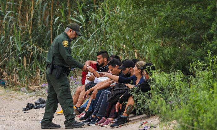 Number of Illegal Immigrants Living in US Rose by 1 Million in Biden’s First Year: Report