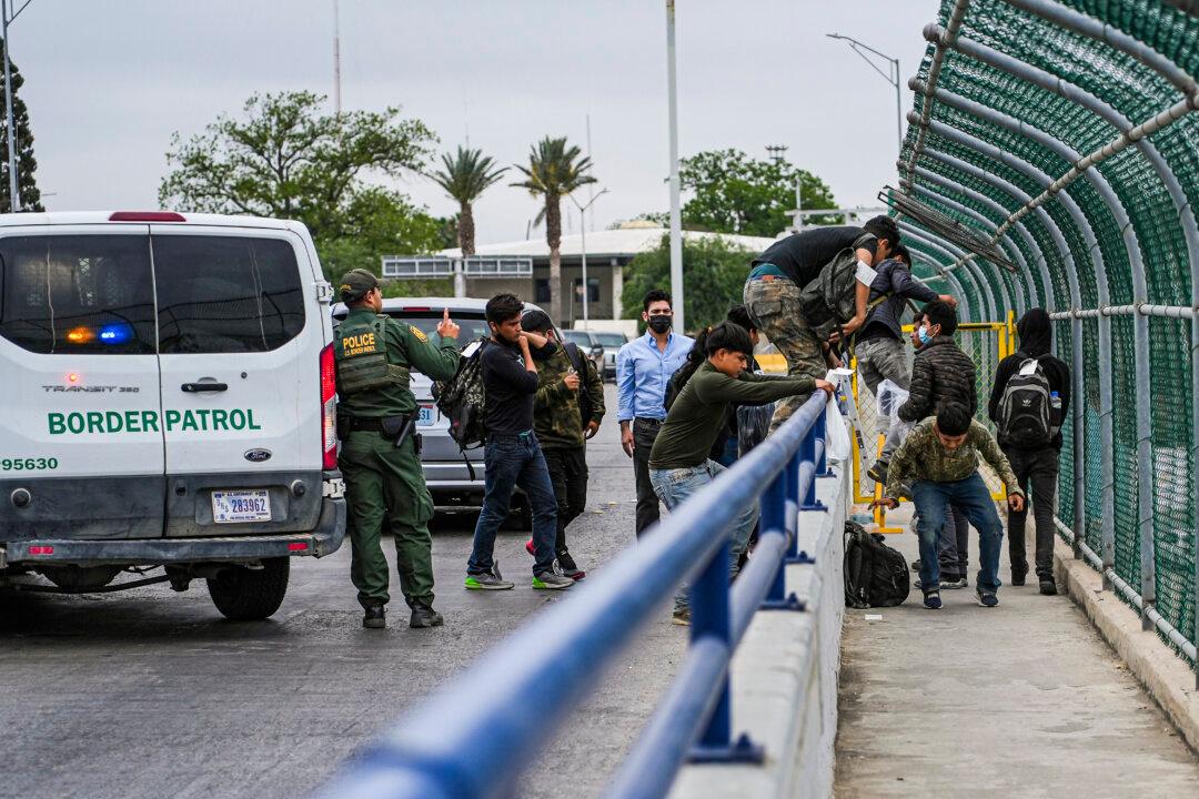Bipartisan Congressional Group Backs Legislation That Would Force Biden to Extend Emergency Border Powers