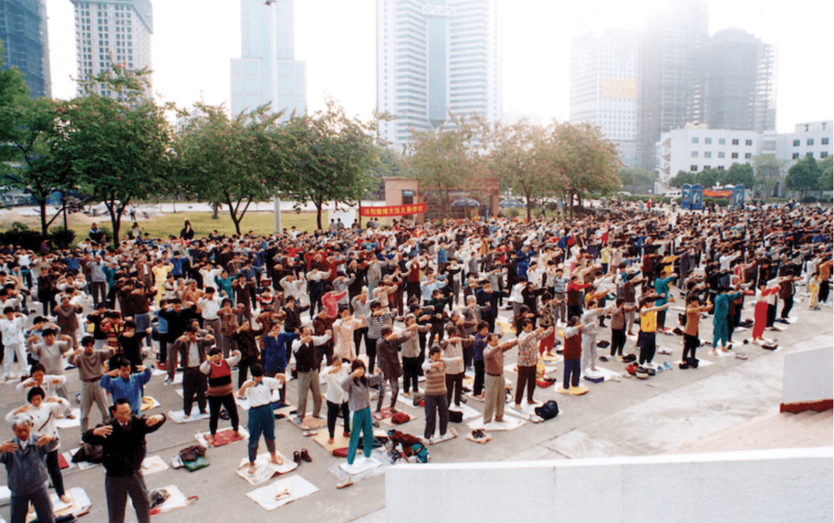 People gather at a park in Beijing to practice Falun Gong in 1998, prior to the persecution (Minghui)
