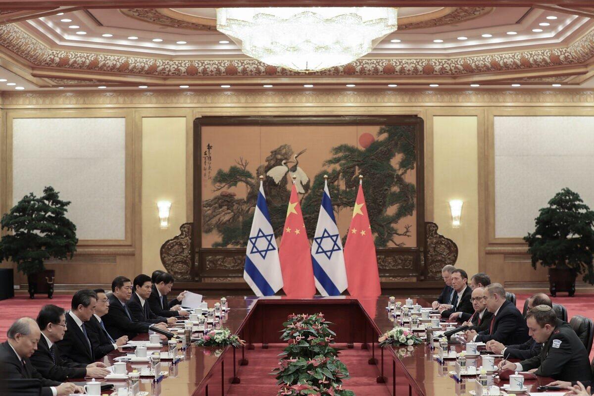 Chinese Premier Li Keqiang (4th-L) meets with Israeli Prime Minister Benjamin Netanyahu (3rd-R) at the Great Hall of the People in Beijing on March 20, 2017. (Lintao Zhang/Pool/Getty Images)