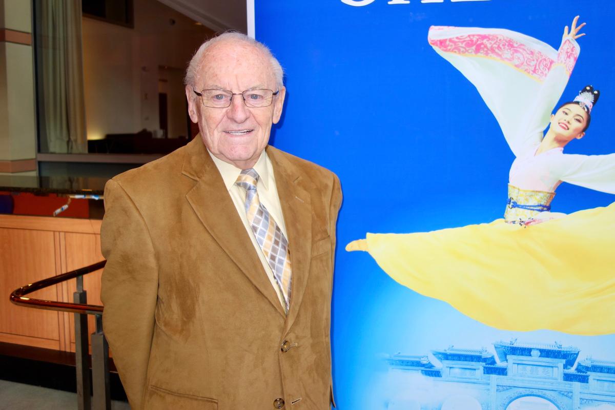 Three Generations Amazed by Shen Yun’s Beauty