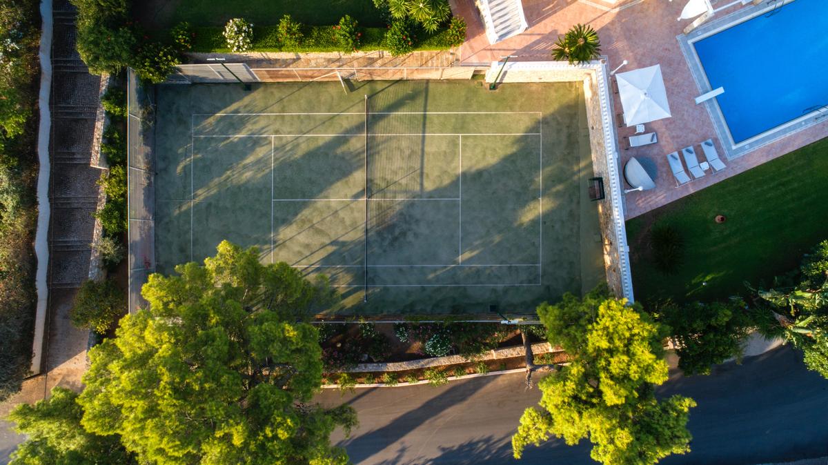 The owners and their guests will enjoy the estate's private tennis court. (Courtesy of Greece Sotheby's International Realty)