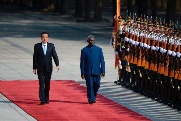Solomon Islands Prime Minister Manasseh Sogavare and Chinese Premier Li Keqiang inspect honour guards at the Great Hall of the People in Beijing on Oct. 9, 2019. (Wang Zhao/AFP via Getty Images)
