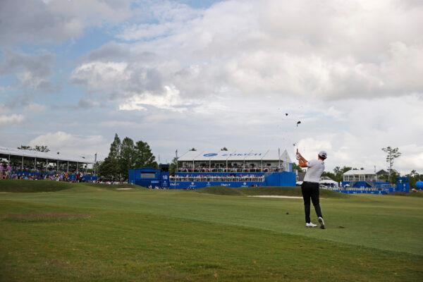 Patrick Cantlay plays a shot 18h during the final round of the Zurich Classic of New Orleans at TPC Louisiana, in Avondale, Louisiana, on April 24, 2022. (Sarah Stier/Getty Images)