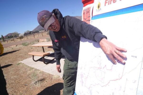 Coconino National Forest spokesman Dick Fleischman describes the large swathe of damage caused by the Tunnel Fire in Flagstaff, Ariz., on April 21. (Allan Stein/The Epoch Times)
