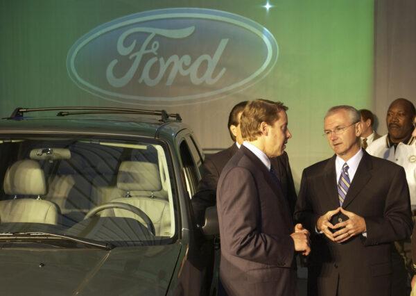 Bob Holden (R), who was the governor of Missouri at the time, talks with Bill Ford at Ford Motor Co.'s Kansas City Assembly Plant in Claycomo, Mo., on Aug. 5, 2004. (Dave Kaup/Getty Images)