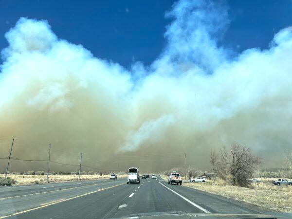 Smoke from the Tunnel Fire dominates the skyline on US Highway 89 northeast of Flagstaff, Ariz., on April 18. (Courtesy of Michelle Ryan)