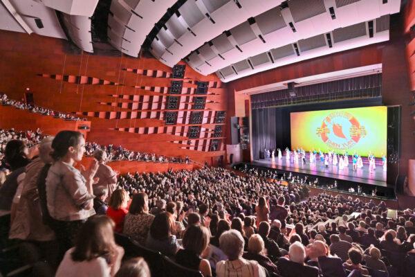 Shen Yun Performing Arts Touring Company's curtain call at Northern Alberta Jubilee Auditorium, in Edmonton, on April 24, 2022. (Hugh/NTD)