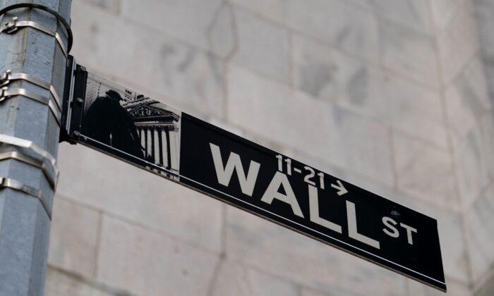 Banks Help Lead Stocks Lower in Early Going on Wall Street