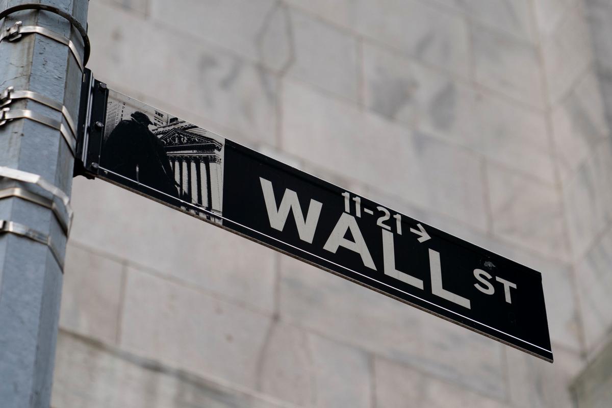 Banks Help Lead Stocks Lower in Early Going on Wall Street
