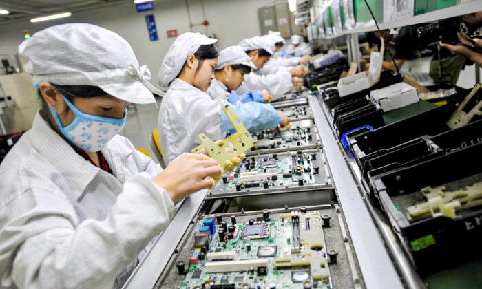 China Calls on Veterans and CCP Members to Help an Apple iPhone Factory