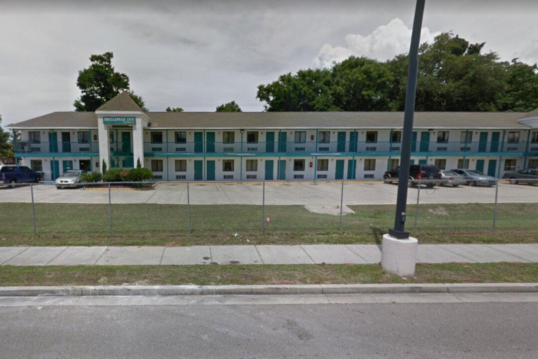 3 Dead in Mississippi Hotel Shooting; Police in Standoff