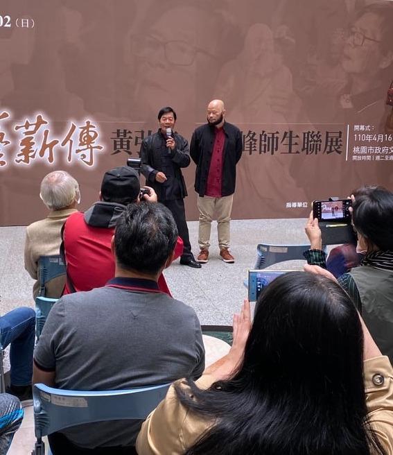 Tsai Mingfeng (R) with the distinguished woodcarving artist Huang Hongyan at the exhibition held by the Taoyuan City Cultural Department in 2021. (Courtesy of Tsai Mingfeng)