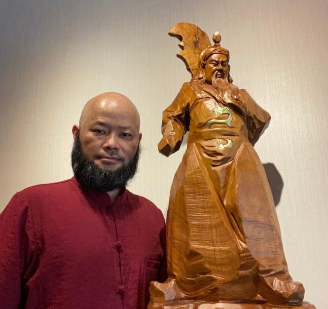 Tsai Mingfeng with his sculpture of the famous Chinese military general Guan Yu. (Courtesy of Tsai Mingfeng)