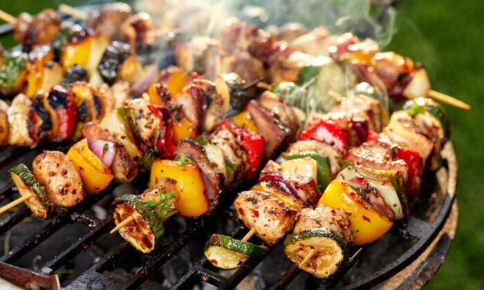 How to Grill With Wooden Skewers
