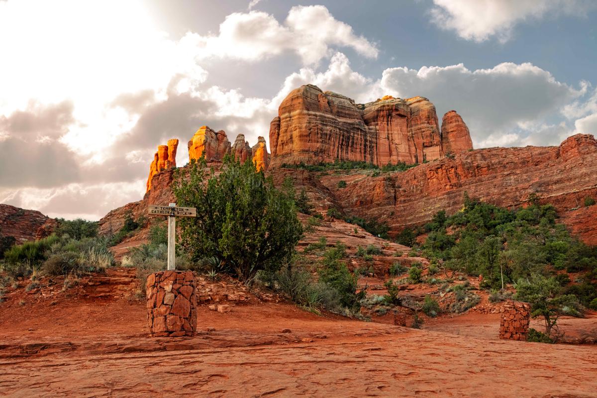 Cathedral Rock and Templeton hiking trails in the red rock mountains of Sedona, Arizona USA. (GoodFocused/Shutterstock)