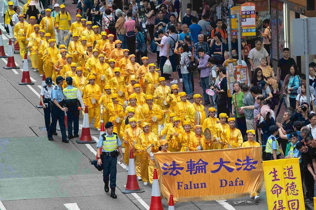 Around 1,000 Falun Gong adherents from Hong Kong and nearby areas gathered at Edinburgh Place, a public square in Central Hong Kong, on April 27, 2019, to commemorate a peaceful appeal that took place in Beijing in 1999. At the rally, Falun Gong adherents called for an end to the persecution of Falun Gong in China. (Courtesy of Minghui.org)