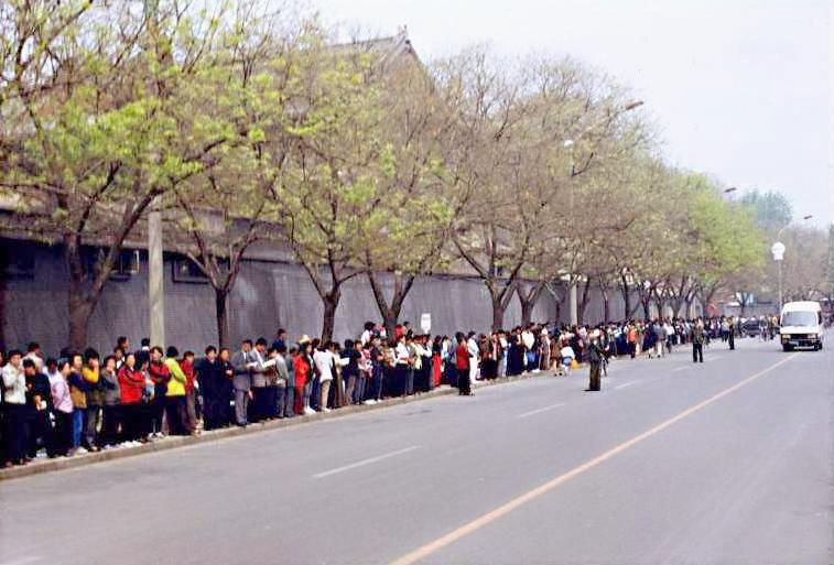 On April 25, 1999, more than 10,000 Falun Gong practitioners petitioned the State Council's letter and petition office in Beijing. The large group of participants was orderly, calm, and peaceful. (Courtesy of Minghui.org)