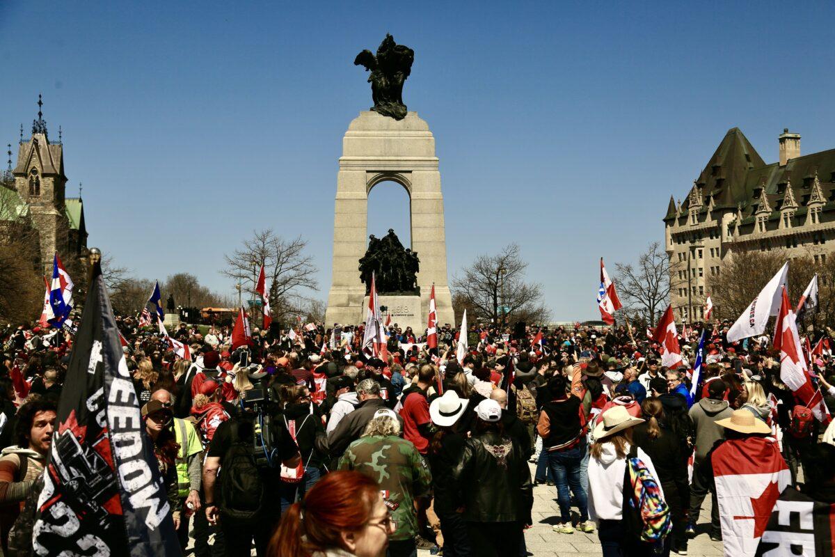Protesters move to the Wellington Street area to watch the motorcycle convoy drive past, after the ceremony organized by <span style="font-weight: 400;">Veterans for Freedom</span> at the National War Memorial in Ottawa on April 30, 2022 (Jonathan Ren/The Epoch Times)