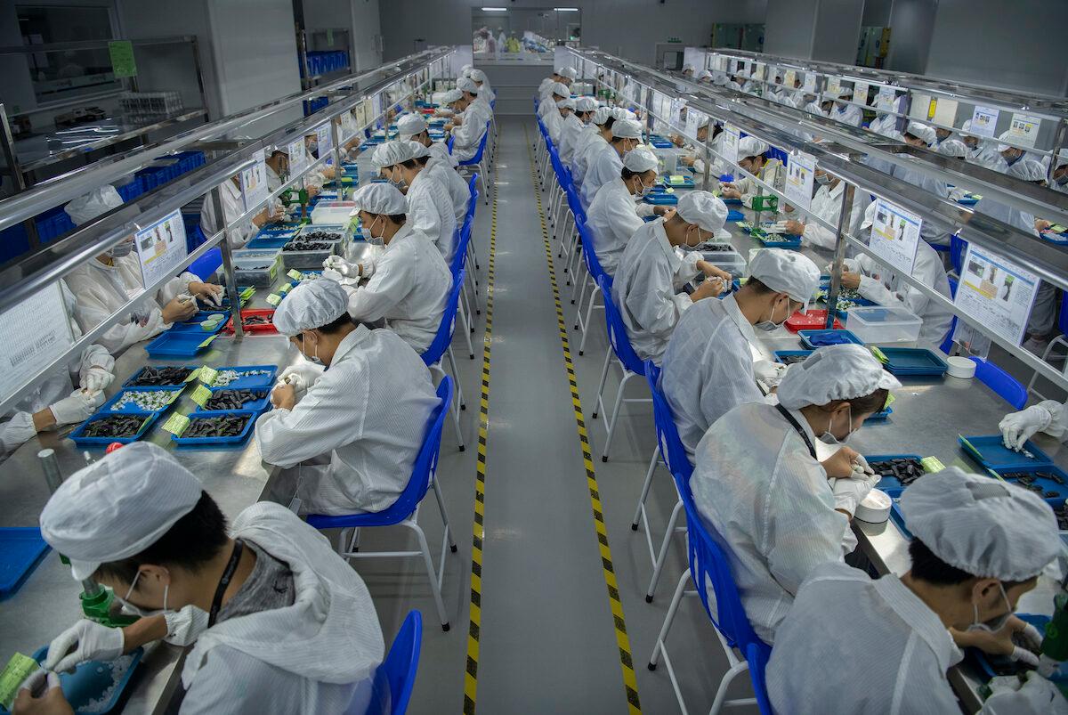 Workers make pods for e-cigarettes on the production line at Kanger Tech, one of China's leading manufacturers of vaping products, in Shenzhen, China, on Sept. 24, 2019. (Kevin Frayer/Getty Images)