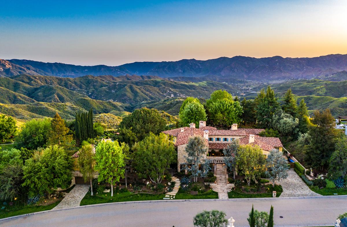 Located between the Santa Monica Mountains and the San Fernando Valley, this exquisitely envisioned and designed estate is a veritable Eden for those seeking Tuscan-style elegance and simplicity. Designed by John Reed for famous developer/builder James Ring, the residence is truly a masterwork. (Jade Mills)