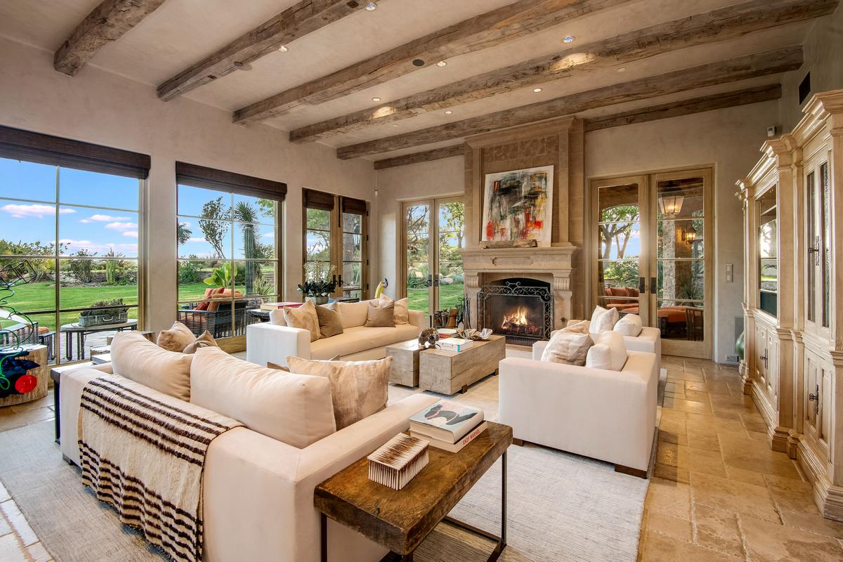The home’s living spaces were designed with comfort and accessibility to the lush exterior views in mind. The generous use of glass, combined with quality natural materials and furnishings, creates an atmosphere of oneness, warmth, and calm. (Jade Mills)