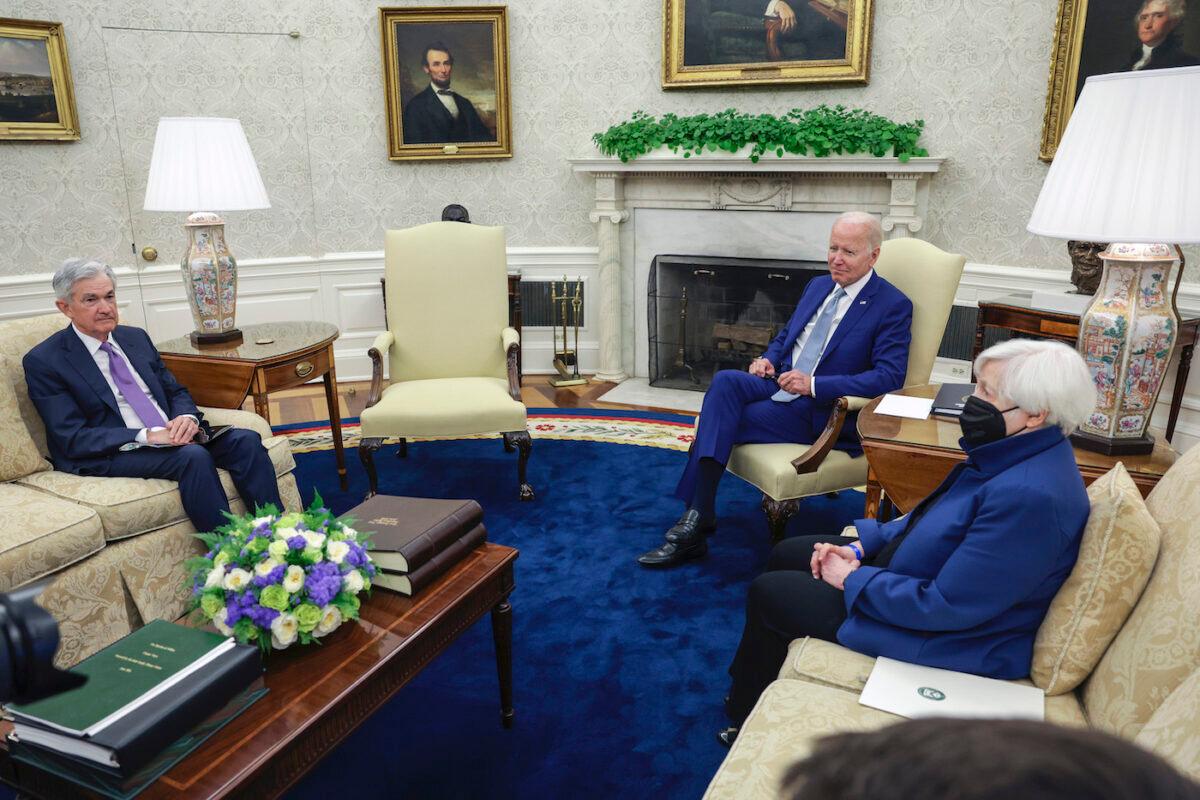  U.S. President Joe Biden meets with Federal Reserve Chairman Jerome Powell and Treasury Secretary Janet Yellen in the Oval Office at the White House in Washington on May 31, 2022. (Kevin Dietsch/Getty Images)