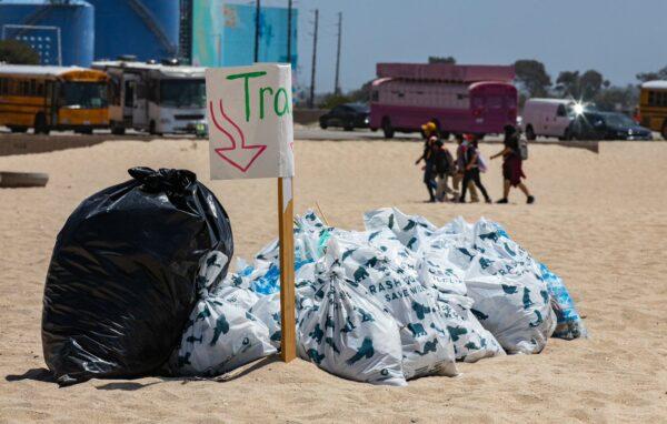 The Kids Ocean Day event, where students work together in cleaning Huntington State Beach, in Huntington Beach, Calif., on May 31, 2022. (John Fredricks/The Epoch Times)