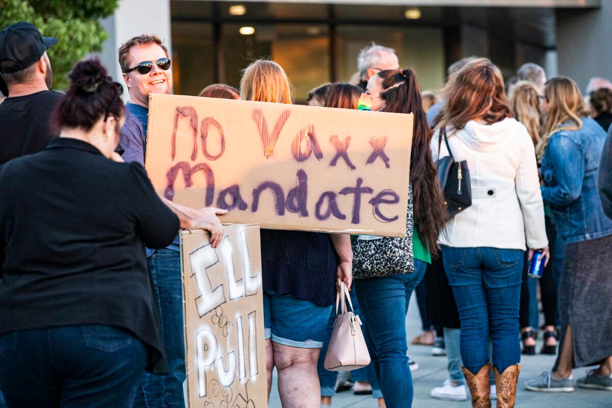 Parents, Students Protest High School’s Ban on Unvaccinated Students at Graduation