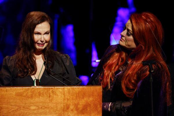 Ashley Judd (L) cries as she speaks while sister Wynonna Judd watches during the Medallion Ceremony at the Country Music Hall of Fame in Nashville, Tenn., on May 1, 2022. (Wade Payne/Invision/AP)