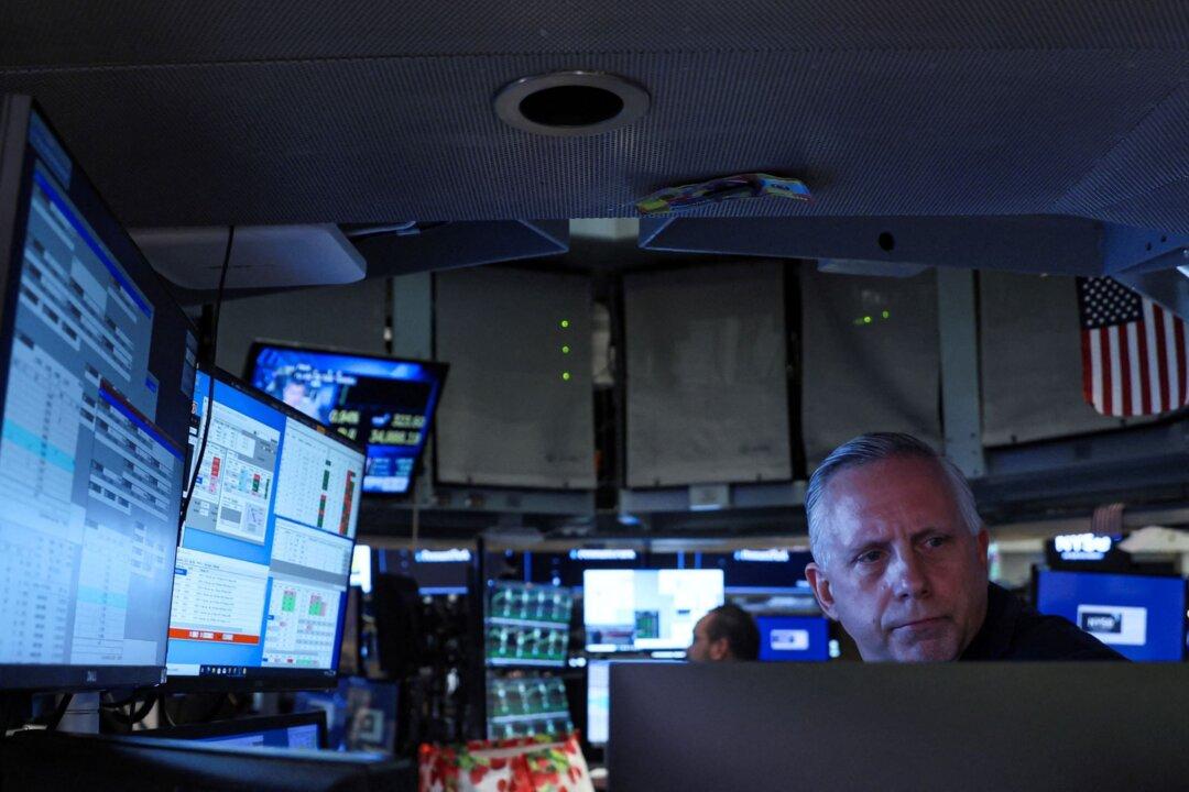 Wall Street Inches Higher as Growth Stocks Rebound
