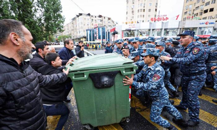 Armenia Detains 180 Protesters Calling on Pashinyan to Quit