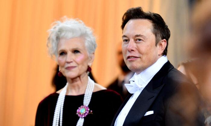 Elon Musk’s Mother Criticizes NYT Article on Son’s ‘White Privilege’ Growing Up in South Africa