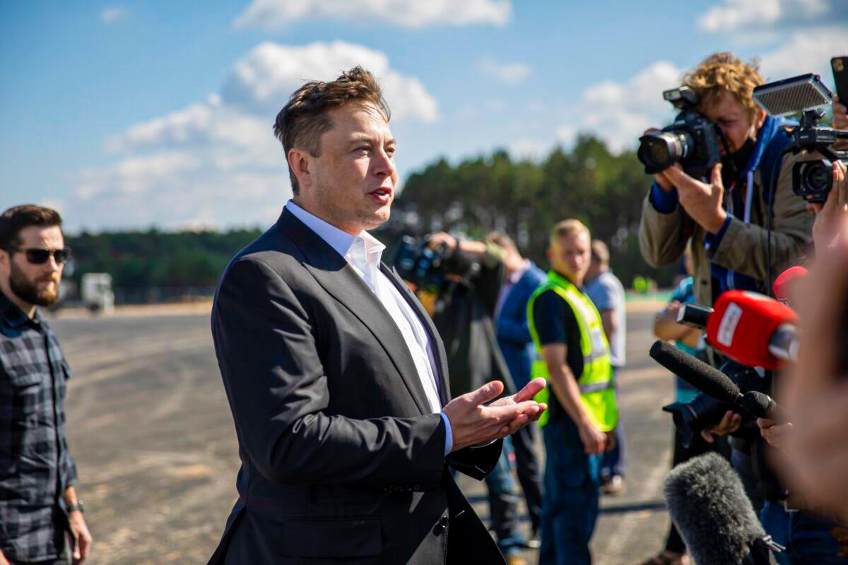 Elon Musk Solves Twitter Problem the Old-Fashioned American Way