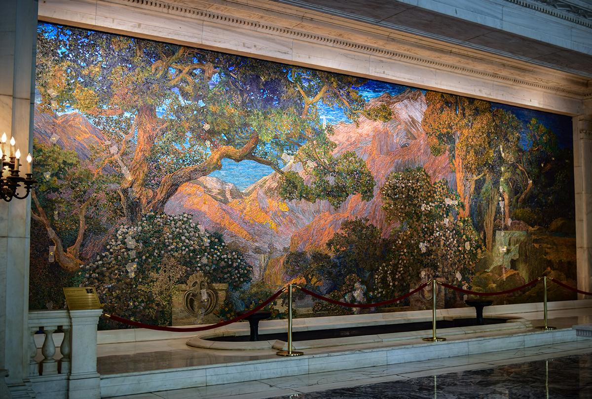 "The Dream Garden," 1916, by Tiffany Studios in collaboration with Maxfield Parrish. Glass mosaic. Curtis Publishing Company Building, Philadelphia. (<a title="User:Peetlesnumber1" href="https://commons.wikimedia.org/wiki/User:Peetlesnumber1">Peetlesnumber1</a>/<a class="mw-mmv-license" href="https://creativecommons.org/licenses/by-sa/4.0" target="_blank" rel="noopener">CC BY-SA 4.0</a>)