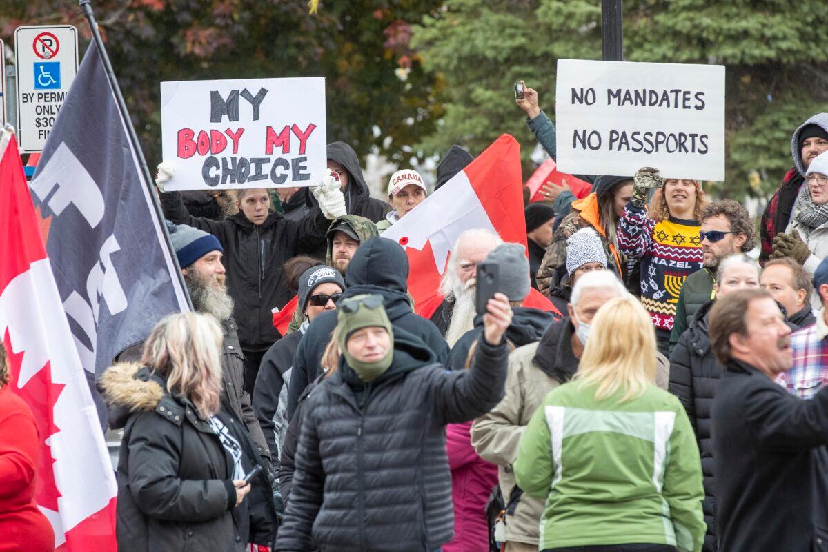 People gather to protest COVID-19 vaccine mandates and masking measures during a rally in Kingston, Ont., on Nov. 14, 2021. (The Canadian Press/Lars Hagberg)