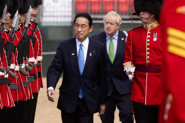British Prime Minister Boris Johnson welcomes Japanese Prime Minister Fumio Kishida with a Guard of Honour in Westminster, London, on May 5, 2022. (Dan Kitwood /Getty Images)