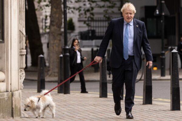 British Prime Minister and Conservative Party leader Boris Johnson arrives to cast his vote at a polling station in London, on May 5, 2022. (Dan Kitwood /Getty Images)