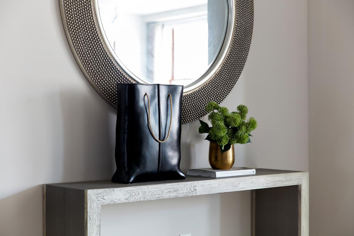 An entry console vignette helps to add an instant sense of glamour upon entry. (Scott Gabriel Morris/TNS)