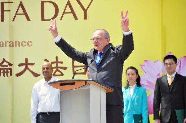 Former Conservative MP Wladyslaw Lizon does victory sign as his speaks during a rally in downtown Toronto on May 7, 2022, where Falun Gong adherents celebrated the 30th anniversary of the spreading of the practice. (Allen Zhou/The Epoch Times)