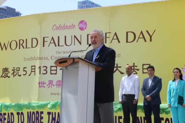 Former senator Consiglio Di Nino speaks during a rally in downtown Toronto on May 7, 2022, commemorating the 30th anniversary of the spreading of Falun Gong. (Andrew Chen/The Epoch Times)
