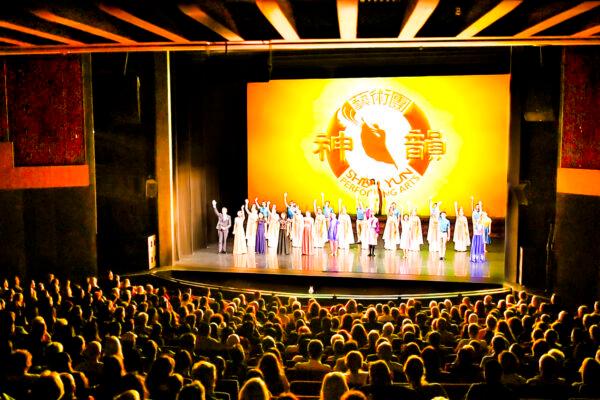  Shen Yun Performing Arts International Company's curtain call at HOTA Home of the Arts in Surfers Paradise on Queensland's Gold Coast, Australia, on May 6, 2022. (NTD)